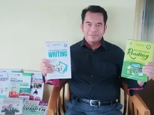 Kisah Otong, Dulu Pedagang Asongan Kini Jadi Dosen & Terbitkan 191 Buku