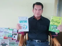 Kisah Otong, Dulu Pedagang Asongan Kini Jadi Dosen & Terbitkan 191 Buku
