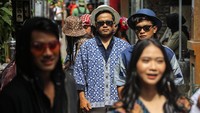Peragaan busana hasil rancangan tujuh desainer lokal yang digelar di tengah perkampungan itu melibatkan warga, anak-anak, dan model professional. 