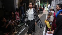Peserta mengenakan busana inovasi kain batik saat mengikuti peragaan busana bertajuk Sukacita Bustaman di Kampung Bustaman, Semarang, Jawa Tengah, Sabtu (22/2/2025).