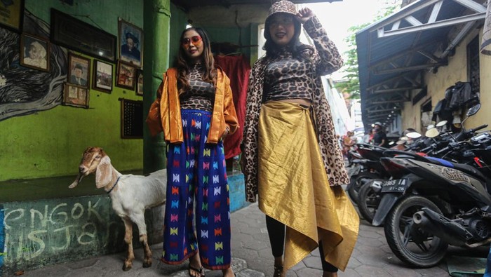 Peserta mengenakan busana inovasi kain tenun saat mengikuti peragaan busana bertajuk Sukacita Bustaman di Kampung Bustaman, Semarang, Jawa Tengah, Sabtu (22/2/2025). Peragaan busana hasil rancangan tujuh desainer lokal yang digelar di tengah perkampungan dengan melibatkan warga, anak-anak, dan model professional itu diadakan oleh Gerobak Hysteria berkolaborasi dengan pemerintah setempat bertujuan untuk mengenalkan serta melestarikan produk kain wastra nusantara sekaligus mengenalkan destinasi wisata kampung budaya gule kambing Bustaman. ANTARA FOTO/Makna Zaezar/nz