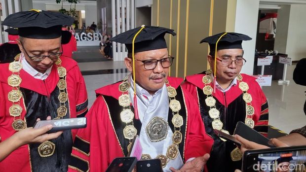 Rektor Untag Surabaya Prof Dr Mulyanto Nugroho (Tengah)