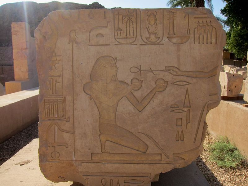 Relief Firaun Thutmose II di stoneblock Kuil Karnak.
