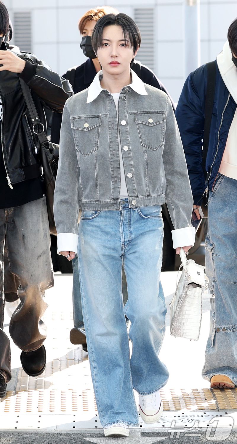 Renjun NCT terlihat memakai koleksi tas Hermes Himalaya Kelly 28 Niloticus Crocodile White