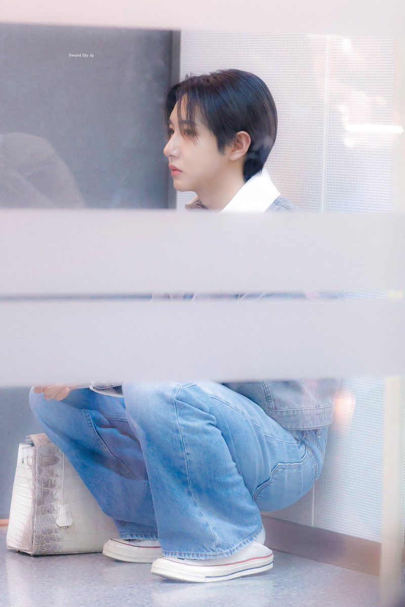 Renjun NCT terlihat memakai koleksi tas Hermes Himalaya Kelly 28 Niloticus Crocodile White