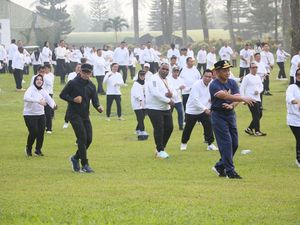 Pembukaan Retret, Mendagri Senam Bareng Kepala Daerah di Akmil Magelang