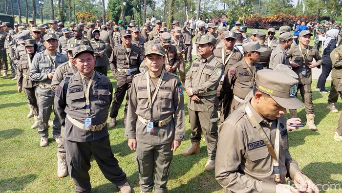 Para kepala daerah peserta retret memakai seragam Satpol PP untuk mengikuti pembukaan di Ruang Sudirman, Akmil Magelang, Sabtu (22/2/2025).