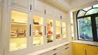 Dapurnya tampak berkonsep klasik dengan mencampurkan warna pastel yang cantik. Dominasi warna krem dan kuning. Pada foto ini, ia memperlihatkan koleksi piringnya yang cantik. Foto: YouTube TAULANY TV