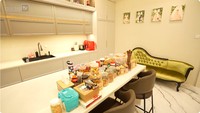 Sarwendah memiliki dua bagian dapur. Dapurnya yang ini adalah dapur bersih yang biasa digunakan olehnya untuk syuting memasak. Foto: YouTube TAULANY TV