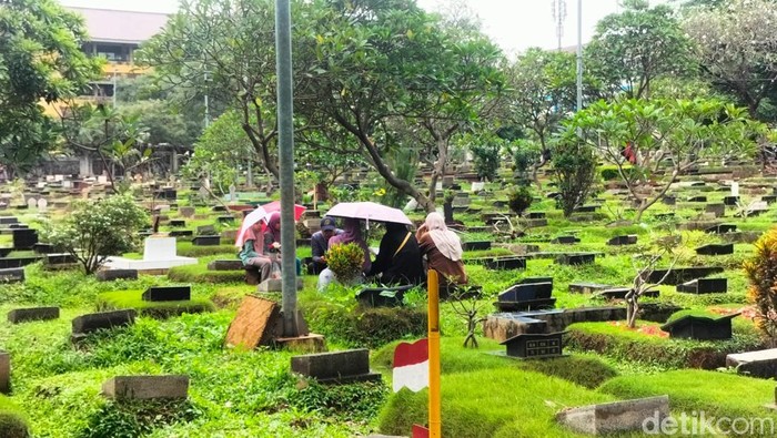 Satu minggu sebelum memasuki Ramadan, TPU Karet Bivak di Tanah Abang, Jakarta Pusat, mulai ramai dikunjungi peziarah (Maulani Mulianingsih/detikcom)