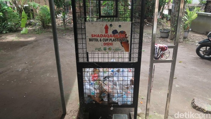 Suasana Masjid Al-Muharram, Brajan, Kasihan, Bantul yang tampak bersih dan terpasang keranjang sampah khusus botol plastik.