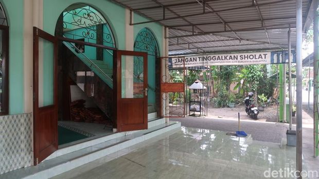 Suasana Masjid Al-Muharram, Brajan, Kasihan, Bantul yang tampak bersih dan terpasang keranjang sampah khusus botol plastik.