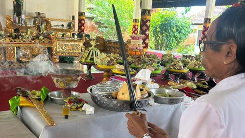 Sembilan keris pusaka peninggalan Raja Karangasem diupacarai saat perayaan Tumpek Landep di Puri Agung Karangasem, Sabtu (22/2/2025).