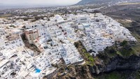 Gempa besar terakhir di Santorini - dengan kekuatan 7,5 skala Richter - terjadi pada tahun 1956, menewaskan sedikitnya 53 orang dan melukai lebih dari 100 orang lainnya.