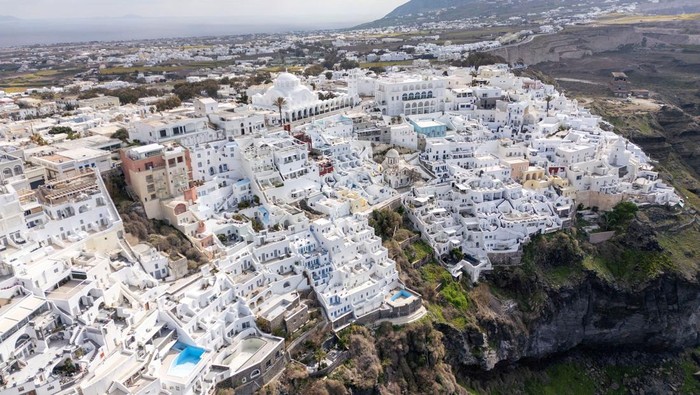 A view of the village of Oia, as the seismic activity continues, on the island of Santorini, Greece, February 20, 2025. REUTERS/Nicolas Economou
