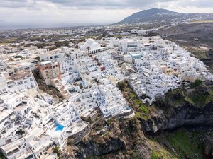 Bukan Sekadar Estetika, Ini Alasan Rumah di Santorini Banyak Dicat Putih