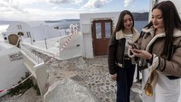 Sejumlah turis masih terlihat di pulau wisata itu, meski sejumlah spot diberi pembatas karena rusak akibat gempa. Lebih dari 6.000 penduduk telah meninggalkan pulau itu dalam beberapa hari terakhir.