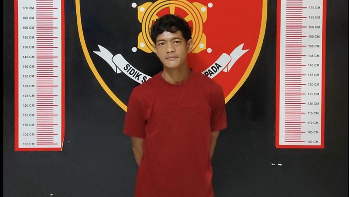 Tampang Riai Hidayat ditangkap polisi karena hendak menikam temannya