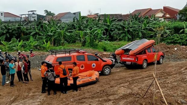 Tim SAR melakukan operasi pencarian terhadap dua orang anak yang diduga tenggelam di Kali Bekasi, Kota Bekasi. Barang-barang korban ditemukan di bantaran. (dok SAR Jakarta)