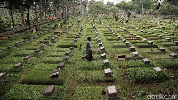 Umat Muslim berdoa di makam keluarganya di kawasan TPU Karet Bivak, Jakarta Pusat, Sabtu (22/2/2025).