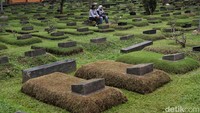 Peziarah tampak khusyuk memanjatkan doa.