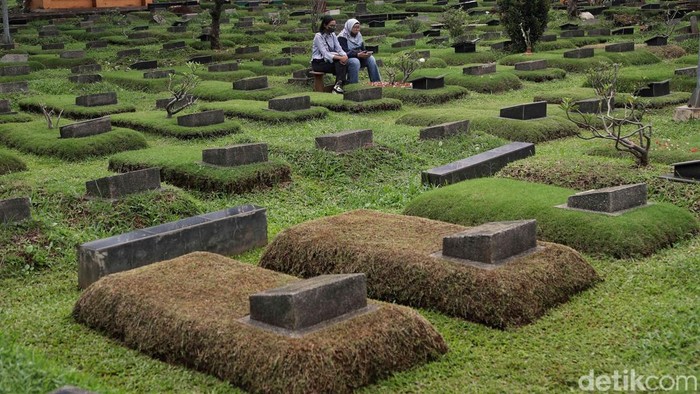 Umat Muslim berdoa di makam keluarganya di kawasan TPU Karet Bivak, Jakarta Pusat, Sabtu (22/2/2025).