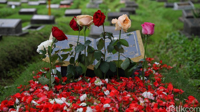 Umat Muslim berdoa di makam keluarganya di kawasan TPU Karet Bivak, Jakarta Pusat, Sabtu (22/2/2025).