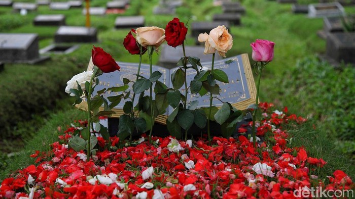 Umat Muslim berdoa di makam keluarganya di kawasan TPU Karet Bivak, Jakarta Pusat, Sabtu (22/2/2025).