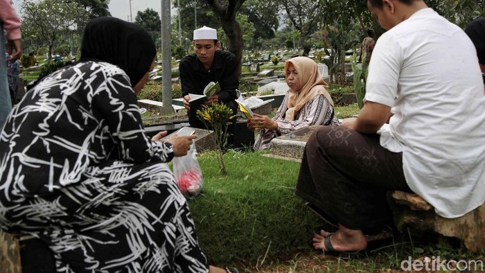 Umat Muslim berdoa di makam keluarganya di kawasan TPU Karet Bivak, Jakarta Pusat, Sabtu (22/2/2025).