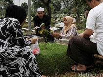 Doa Ziarah Kubur Orang Tua: Adab, Tata Cara hingga Keutamaan