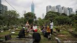 Tradisi Ziarah Kubur Jelang Ramadan di TPU Karet Bivak