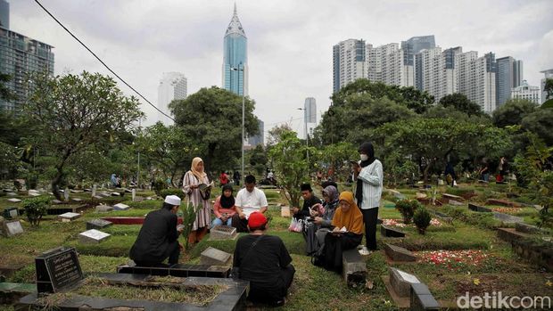 Umat Muslim berdoa di makam keluarganya di kawasan TPU Karet Bivak, Jakarta Pusat, Sabtu (22/2/2025).