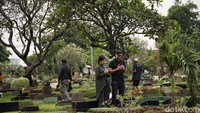 Peziarah terlihat berlalu lalang mencari makam keluarganya.