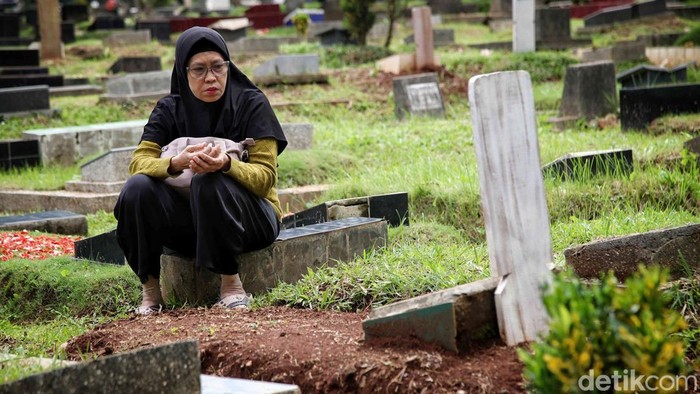 Umat Muslim berdoa di makam keluarganya di kawasan TPU Karet Bivak, Jakarta Pusat, Sabtu (22/2/2025).