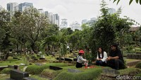 Satu minggu sebelum memasuki Ramadan, TPU Karet Bivak di Tanah Abang, Jakarta Pusat, mulai ramai dikunjungi peziarah.