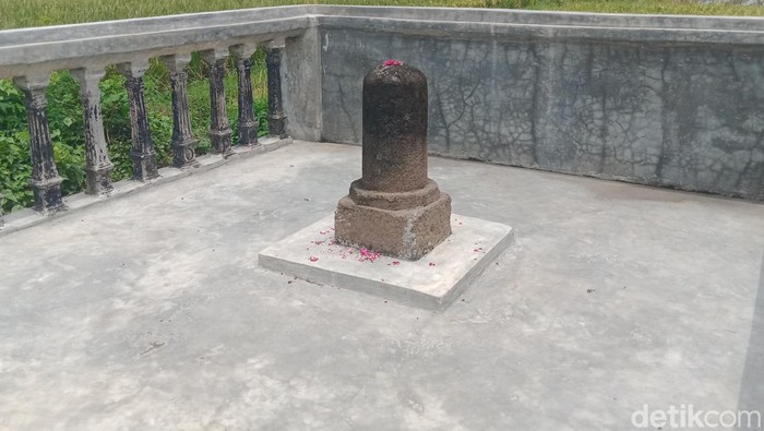 Tugu Manten di Desa Brangkal, Kecamatan Karanganom, Klaten.