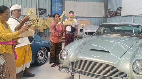 Upacara Tumpek Landep di Tuksedo Studio, Gianyar, Bali, Sabtu (22/2/2025). (Karsiani Putri/detikBali)