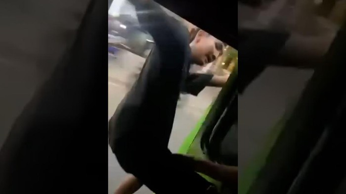 Video: Viral Pria Bikin Onar dalam Angkot di Bogor, Polisi Telusuri