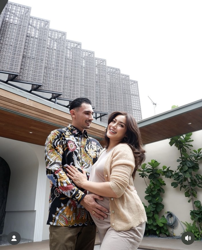 Vincent Verhaag Asyik Kulineran Bareng Istri dan Anak Vincent Verhaag Asyik Kulineran Bareng Istri dan Anak