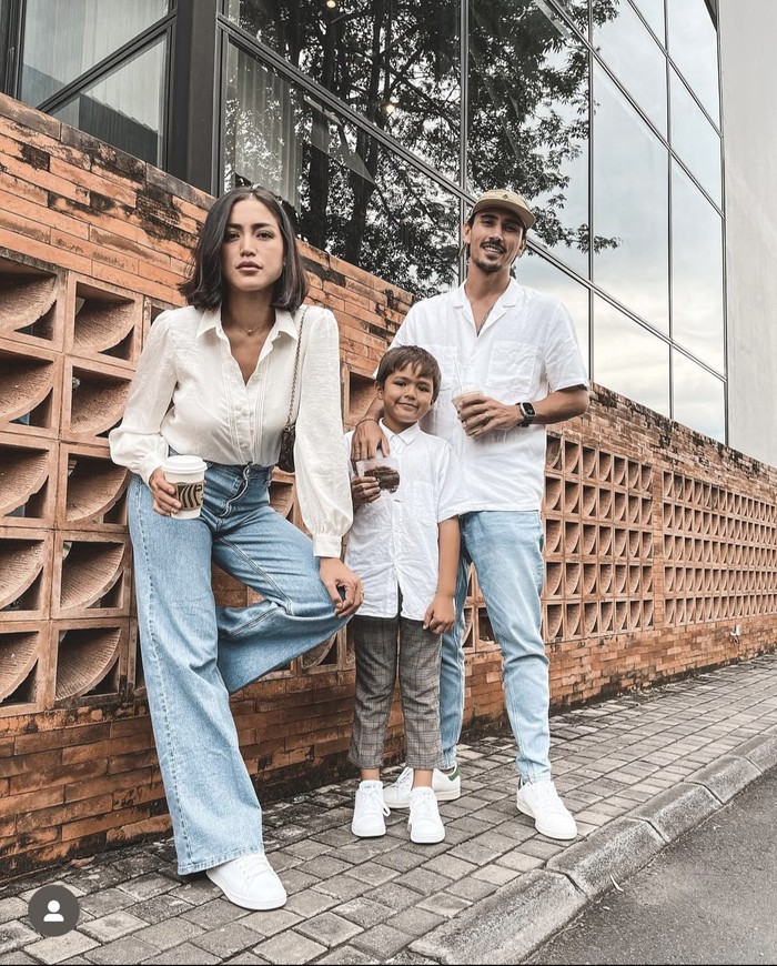 Vincent Verhaag Asyik Kulineran Bareng Istri dan Anak Vincent Verhaag Asyik Kulineran Bareng Istri dan Anak