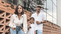 Vincent dan Jessica memang baru menikah pada tahun 2021 lalu, tetapi pasangan ini sering menunjukkan momen romantis bersama keluarga kecilnya, termasuk saat makan-makan. Foto: Instagram @v.andrianto / @inijedar