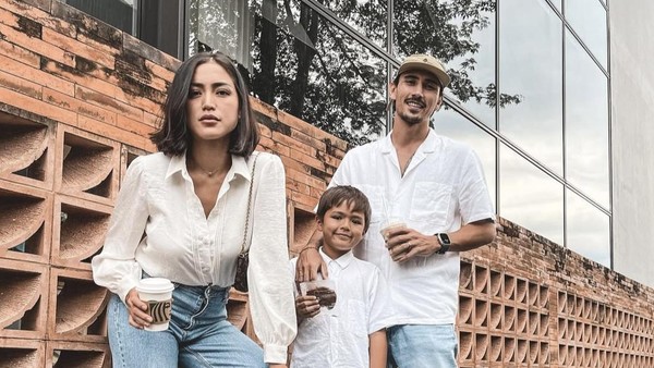 Vincent Verhaag Asyik Kulineran Bareng Istri dan Anak