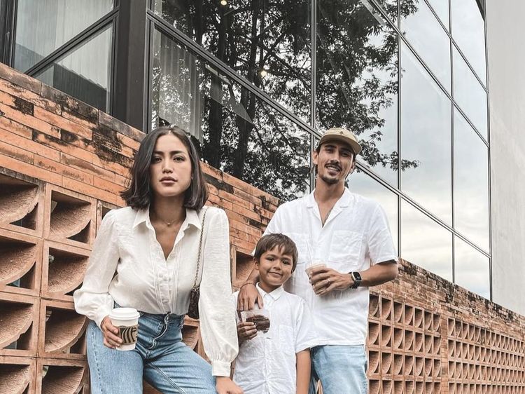 Vincent Verhaag Asyik Kulineran Bareng Istri dan Anak