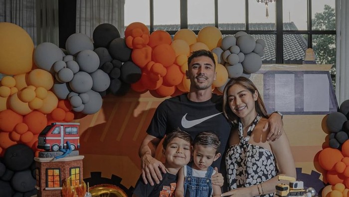 Vincent Verhaag Asyik Kulineran Bareng Istri dan Anak