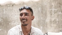 Sebelum menikah dengan Jedar, pria 32 tahun itu sering menunjukkan momen nongkrong di kafe sendiri. Vincent menikmati hot latte sambil membuka laptop di kafe di Bali. Foto: Instagram @v.andrianto / @inijedar