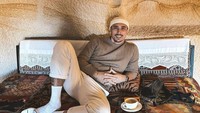Ayah Hagia Verhaag itu juga sempat traveling ke Turki. Di salah satu penginapan ia bersantai sambil menikmati kopi hangat. Foto: Instagram @v.andrianto / @inijedar