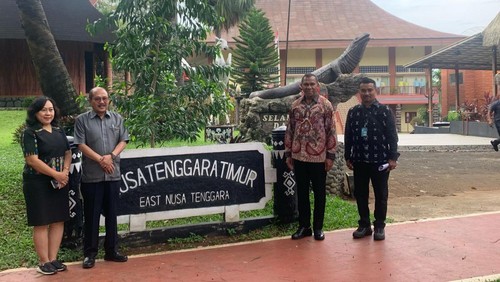 Wagub NTT, Johni Asadoma (dua dari kanan) saat melakukan inspeksi aset Pemprov NTT di TMII, Jakarta.