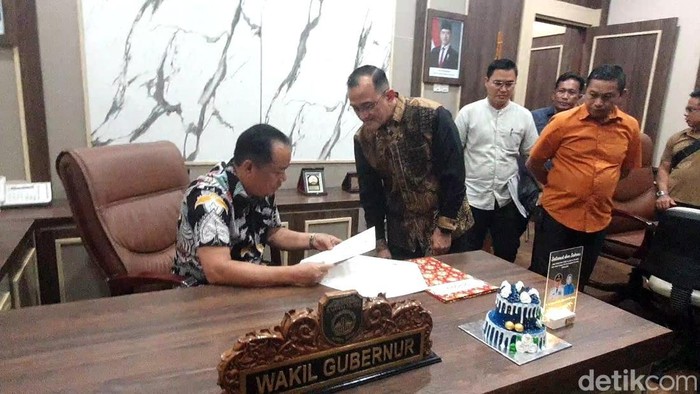 Wagub Sumsel Cik Ujang di ruangannya di kantor Gubernur Sumsel