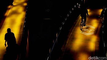 Lampu temaram taman Jakarta menjadi hiasan dan simbol modernisasi kota.