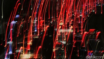 Gambaran Slow Speed betolak belakang di kota yang tak perah tidur ini.